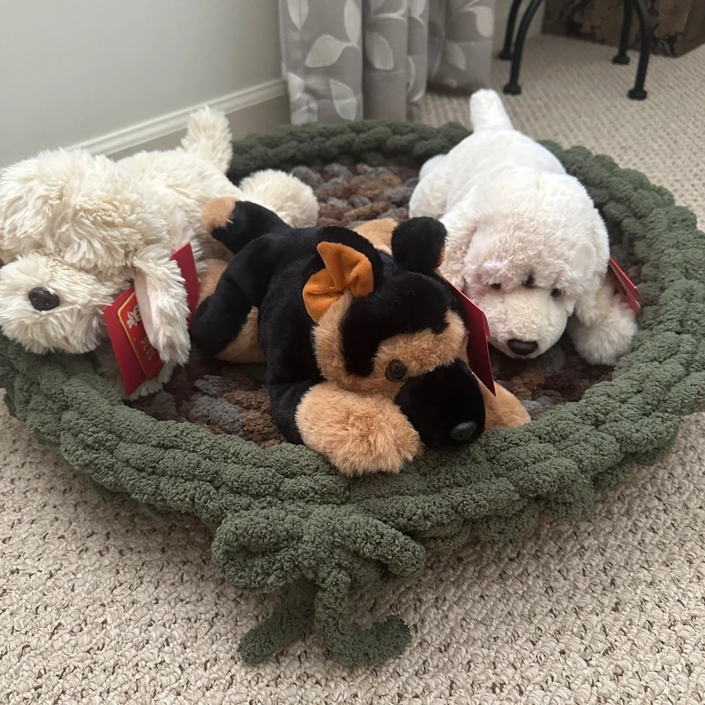 Hand Knitted Chenille Pet Bed NWT